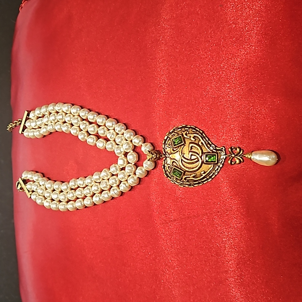 Gucci vintage carved pendant necklace